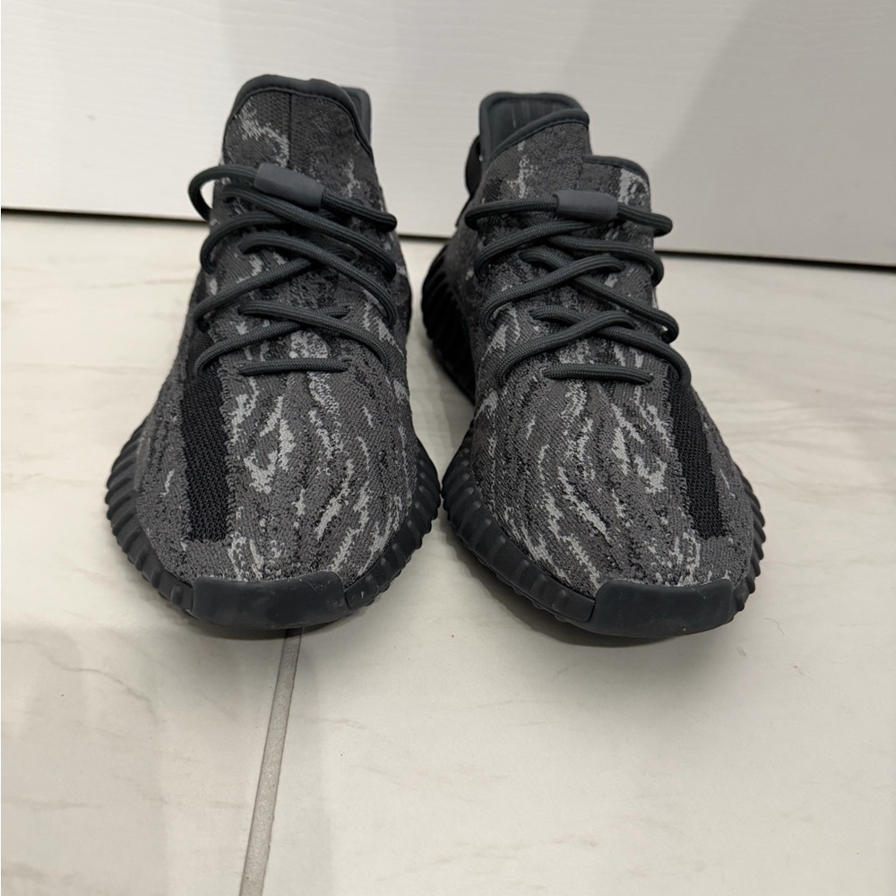 Yeezy Boost 350 v2 Slate and Black size 9.5 - Picture 2 of 7